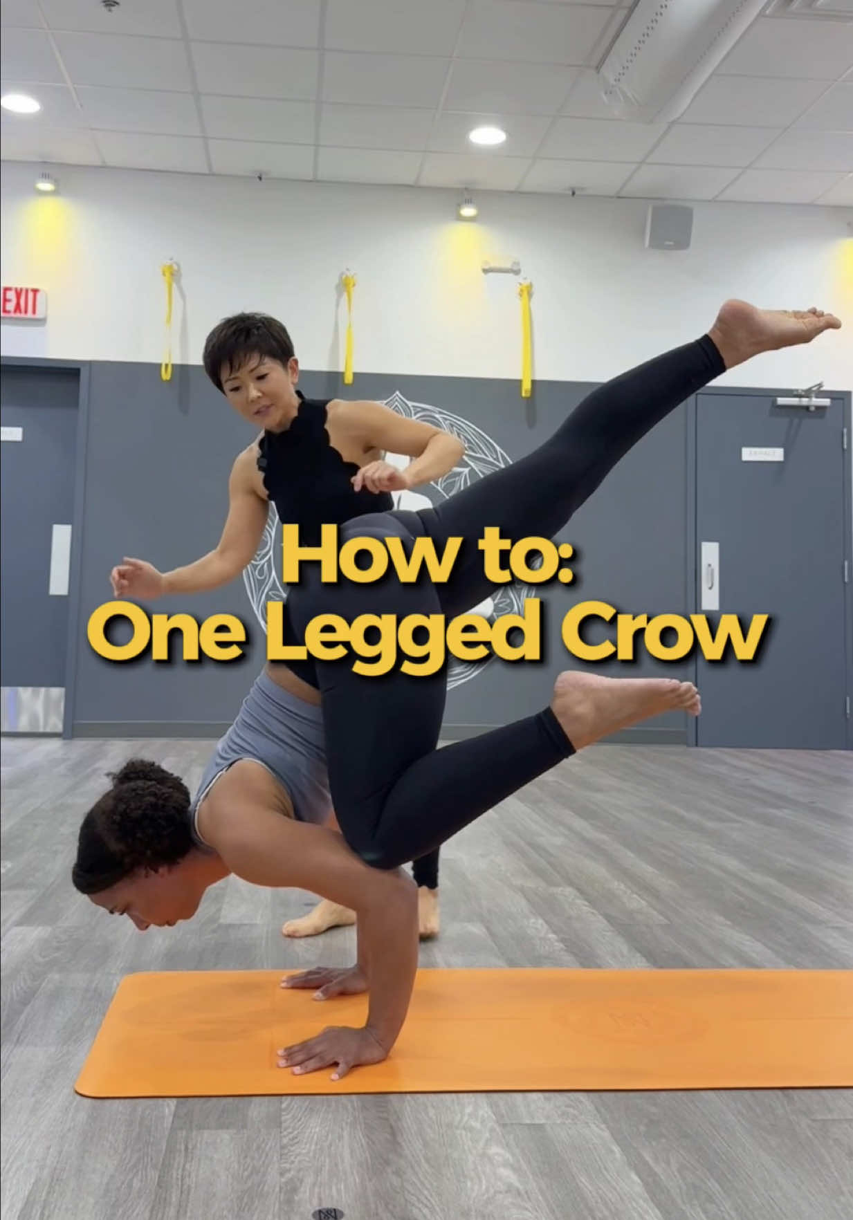 Watch @sasha_sosophisticated first time doing One Legged Crow (Eka Pada Bakasana) with these simple steps: 1️⃣ Start with a narrow Downward Facing Dog2️⃣ Lift one leg up into Three